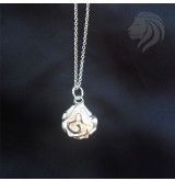 Collar con colgante de flor.