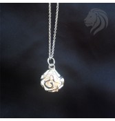 Collar con colgante de flor.